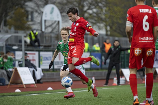 Juuso Aalto avgjorde för Jaro. Här spelade han mot sitt tidigare lag Ekenäs och Akseli Ollila.