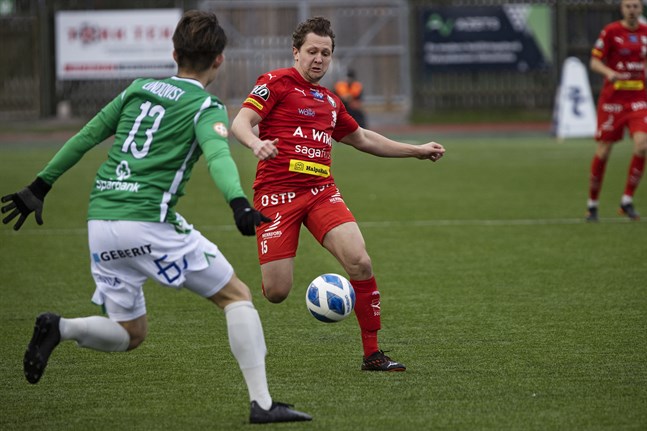 William Lindqvist och Markus Kronholm kämpar om bollen mellan Ekenäs IF och Jaro.