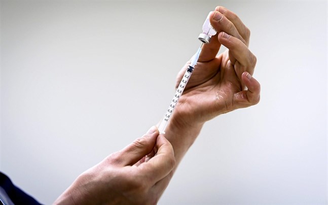 Drygt 34 procent av finländarna har fått sin första dos vaccin mot coronaviruset.
