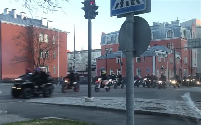 Mopedisterna körde genom Vasa på lördagen.
