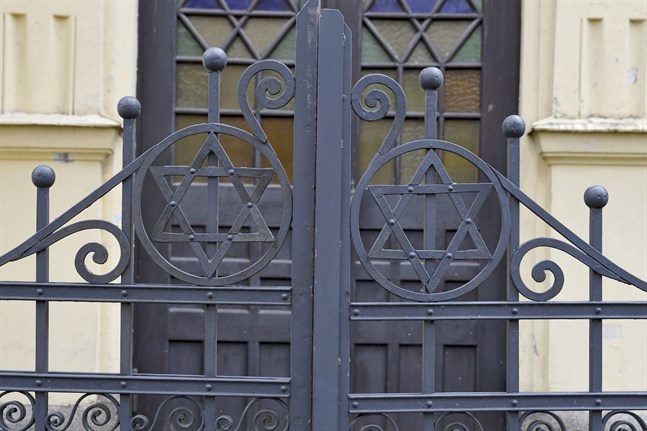 Respondenternas trygghetskänsla påverkas bland annat av skadegörelse. I januari blev synagogan i Åbo nedklottrad med röd färg.