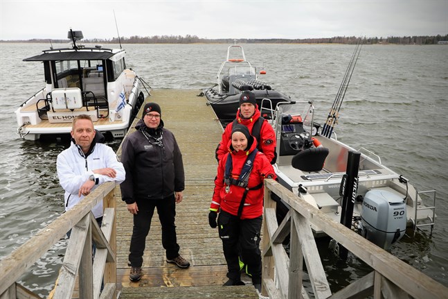 Kim Sebbas, Johan Nydahl, Maria Stenbacka och Joakim Nygård kör sina kunder ut till havs. Det gör dem inte till konkurrenter. De kompletterar varandra med olika sätt att få uppleva världsarvet.
