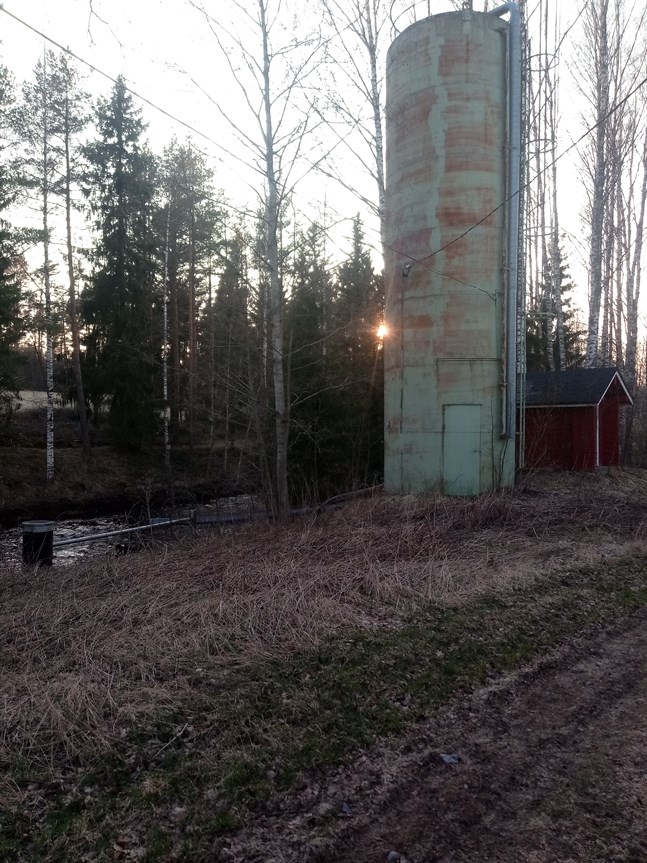 Kalkstationen har en silo som rymmer 60 kubikmeter kalk. Det kostade 200 000 mark att bygga den när det begav sig.