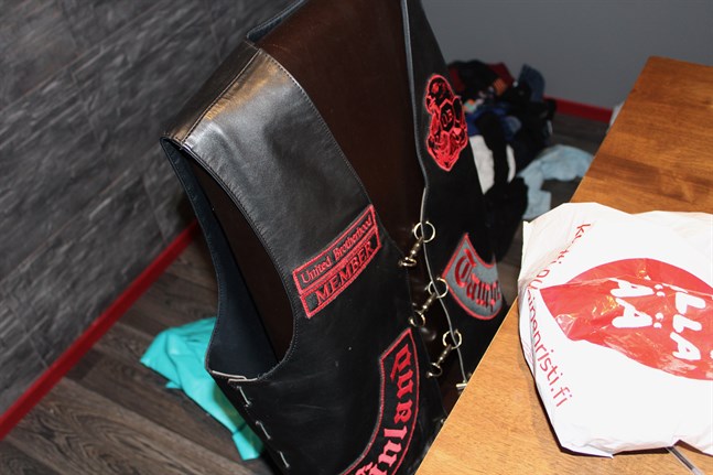 Polisstyrelsens krav på att förbjuda grupperna United Brotherhood och Bad Union handlar om att förbjuda användningen av gruppernas så kallade gängfärger, det vill säga den röd-svarta loggan. Arkivbild.