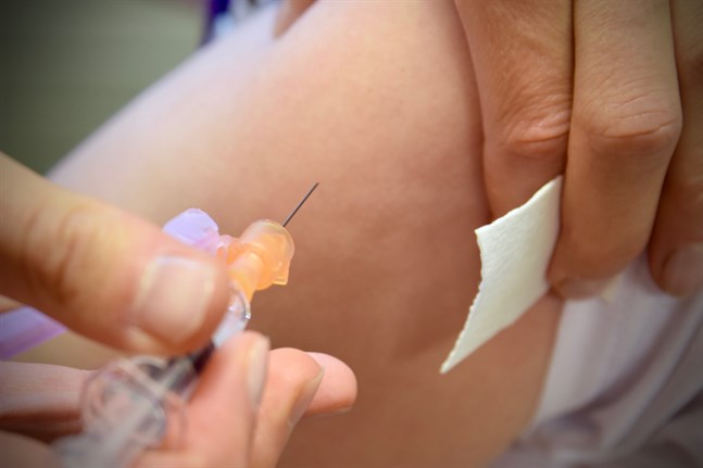 Målet är att inga vaccindoser ska gå till spillo trots att användningen av Astra Zenecas vaccin begränsas i Finland.