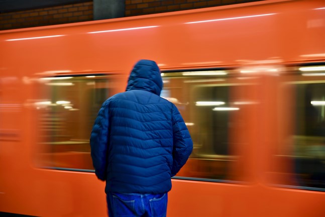 Många invandrare jobbar inom branscher där det är svårt att undvika kollektivtrafik. Enligt Nordregio är det framför allt socioekonomiska faktorer som står bakom smittspridningen i utsatta områden under coronapandemin.