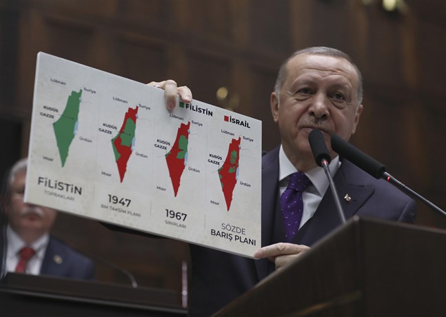 En illustration av de starka åsikterna kring Israel och de palestinska områdena: Turkiets president Recep Tayyip Erdogan håller upp kartor med det historiska Palestina, delningsplanen 1947, läget 1967 och i dag. Bilden togs i början av förra året, då USA lade fram ett nytt försök till fredsplan.