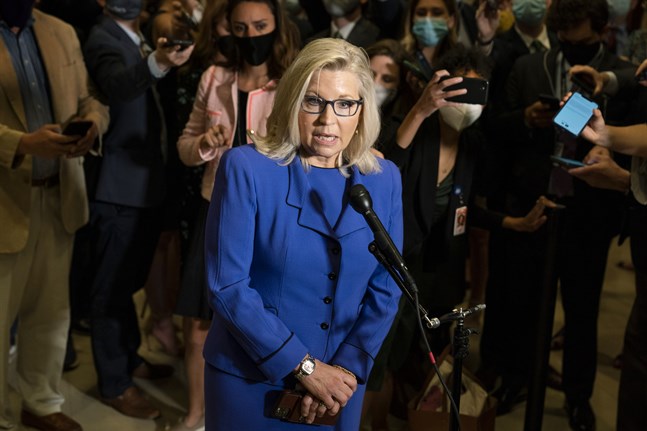 Republikanen Liz Cheney pratar med reportrar efter omröstningen.