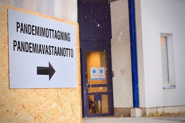 Risken för att epidemin eskalerar på nytt bland unga vuxna är påtaglig, varnar hälsovårdsmyndigheterna.