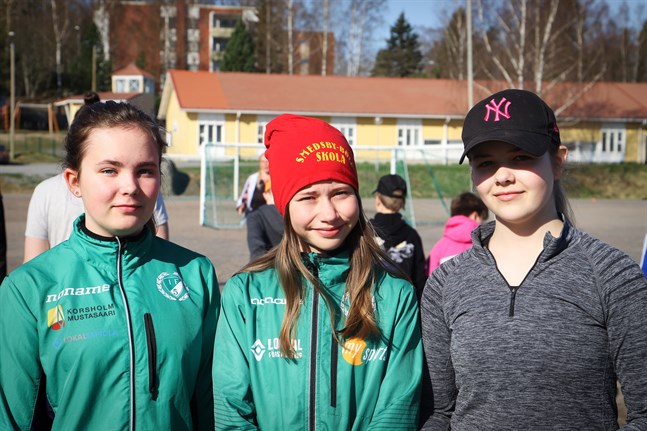 Thelma Backlund, Tilde Finskas och Kajsa Vähäkangas tycker att det är bra att man kan hjälpa andra människor genom att delta i ett välgörenhetslopp.