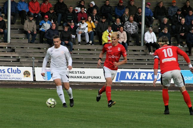 Fotbollstrean kör igång torsdagen den 3 juni. På bild Kaskö IK:s Edis Elkaz och Sportings Elias Rantala samt Michael Kozielek i ett derby på Kristinaplan för två säsonger sedan.