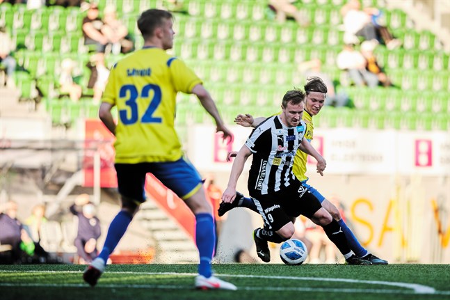 Riku Jääskä, här hemma mot Gnistan, var nära att näta i ett friläge, men lyfte bollen förbi målet.