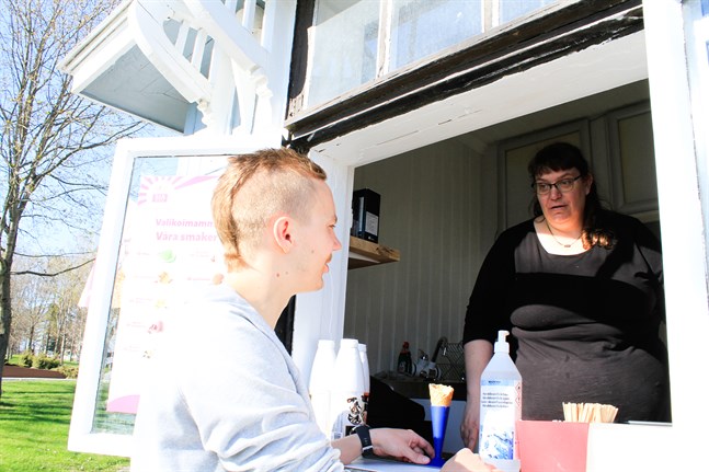 Det förberedande arbetet är i full gång. Mathias Niemi och Anci Österblad tar över det här gamla trähuset i sommar för sin glasskiosk.