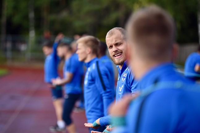 Institutet rekommenderar att man följer med hemifrån då Teemu Pukki och de övriga spelarna spelar sina EM-matcher. Arkivbild.