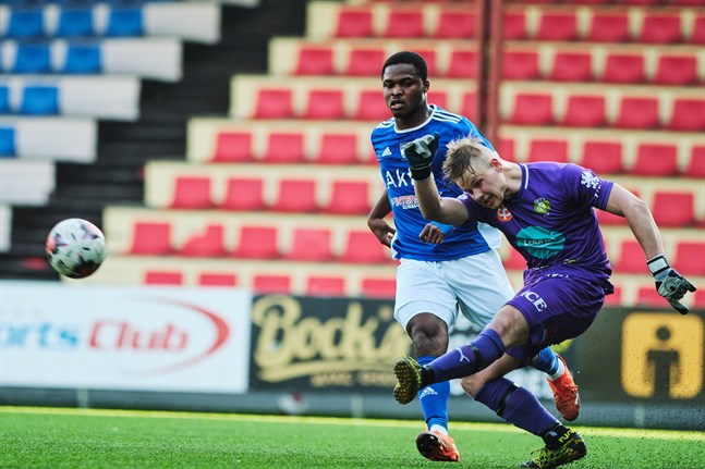 Joas Snellman vaktar målet för JBK i dagens hemmamatch mot FC Vaajakoski klockan 15. Här är han i aktion mot VIFK och Emmanuel Igboeri.