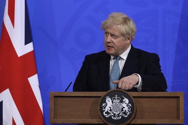 Storbritanniens premiärminister Boris Johnson vid fredagens pressträff om virusläget.