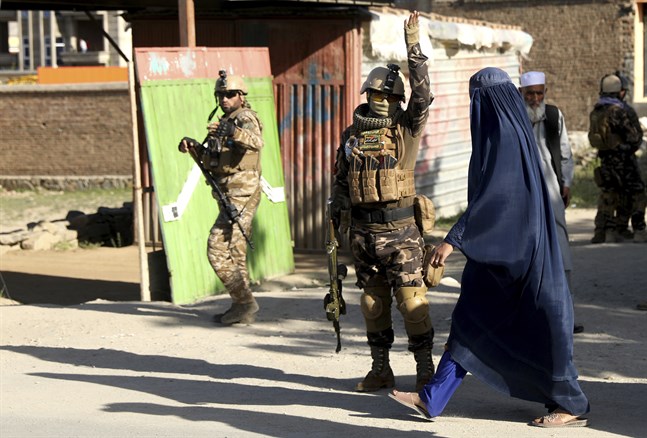 Afghanska säkerhetsstyrkor på plats utanför den moské i distriktet Shakar Darah i huvudstaden Kabul som på fredagen skakades av en dödlig explosion. Minst tolv människor miste livet.