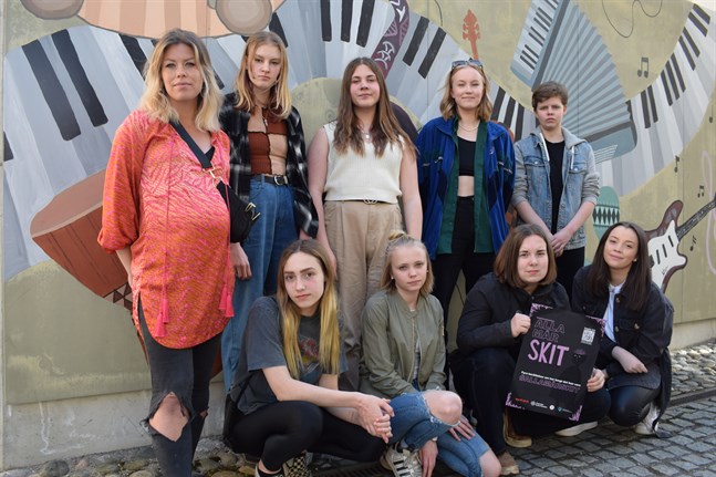 Kursansvariga Ida-Maria Rak med eleverna (övre raden) Laura Nyman, Julia Häggman, Olivia Käldström och Hanna Grankvist. På nedre raden Vieno Toivanen, Alva Norrgård, Wilma Inborr och Celina Roos.