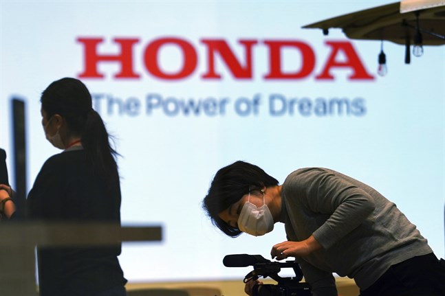 Journalister med munskydd bevakade presskonferensen i Tokyo.