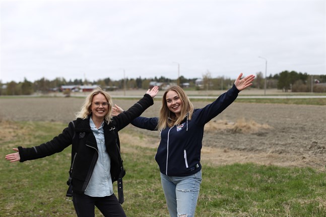 Programledaren Malin Olkkola och projektarbetaren Mathilda Kull hoppas att så många som möjligt vill delta på de virtuella skolresorna.