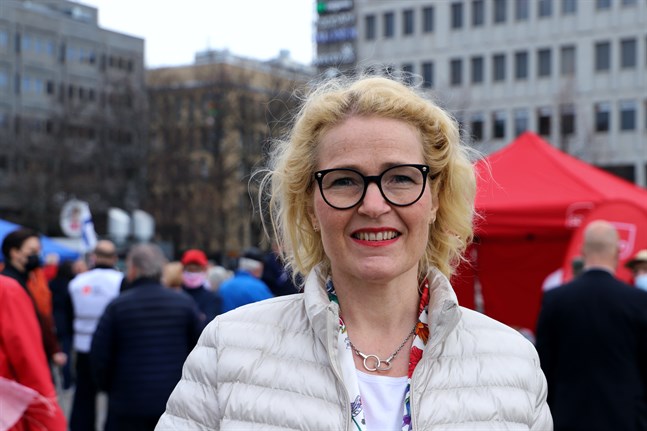 Europaparlamentarikern Miapetra Kumpula-Natri (SDP) på Vasa torg i våras.
