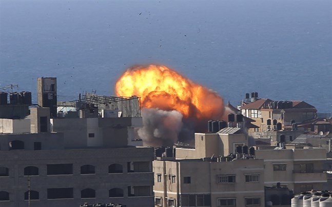 Ett israeliskt anfall mot en byggnad i staden Gaza på fredagen.
