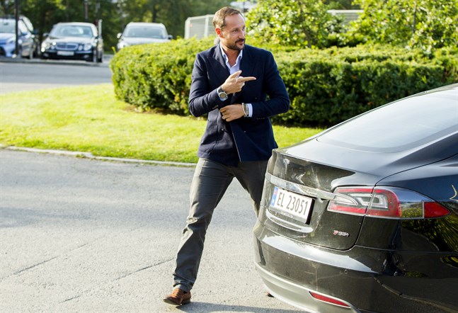 Kronprins Haakon skaffade för flera år sedan en Tesla. Arkivbild.