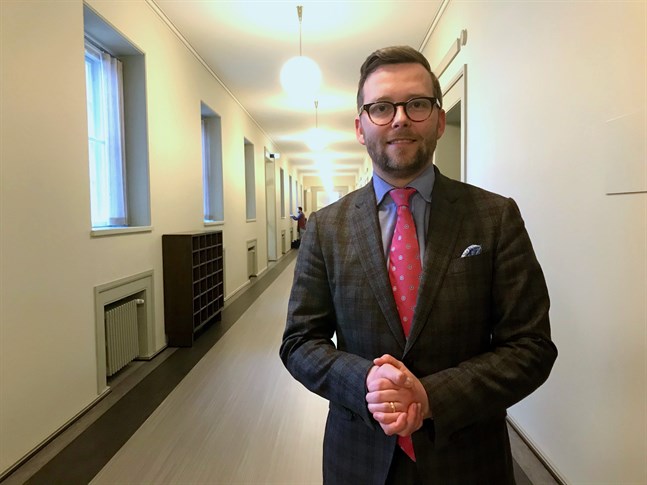 I ett inlägg på sociala medier ifrågasätter Mats Löfström (SFP), riksdagsledamot och medlem i grundlagsutskottet, Sannfinländarnas sätt att förhala beslutsprocessen om EU:s återhämtningsfond.
