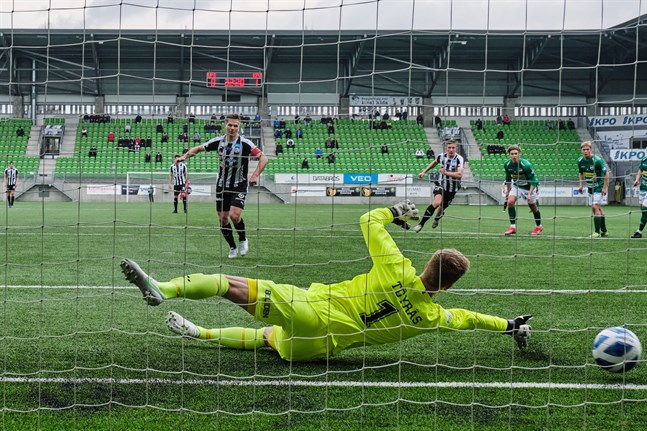 Miika Töyräs har inte långt till bollen, men Sebastian Strandvalls straff går ändå i nät bakom KPV-keepern.