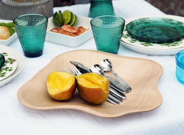 Dukning med bland annat Alvar Aaltos böljande tallrik och glas ur Kastehelmi-serien.