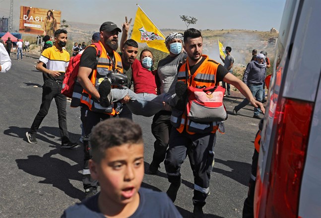 Det finns många skevheter i Mellanösterns klanbaserade arabstater – inte minst kvinnornas ställning i Saudi-Arabien. Det kan regionens enda demokrati Israel peka på. Men det gör inte den palestinska konflikten mindre alarmerande. På bilden evakueras en palestinier sårad under oroligheter nära den judiska bosättningen Beit El på Västbanken.