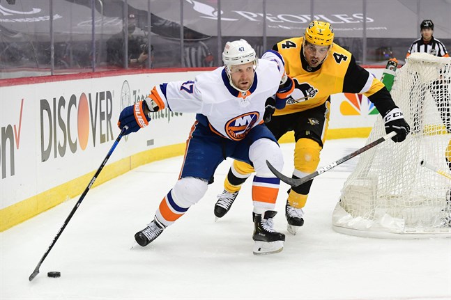 Leo Komarov håller pucken under kontroll och motståndaren Cody Ceci (nummer 4) på avstånd. Ceci var en av de Pittsburghspelare som fick flera tryckare av Komarov under matchens gång.