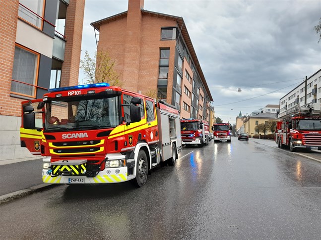 Flera brandbilar ryckte ut till Rådhusgatan då larmet om byggnadsbranden kom.