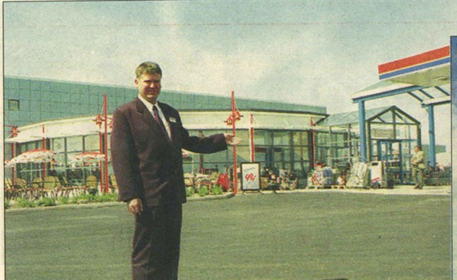 Teboilköpmannen Johnny Sigg i Närpes öppnade sin nya servicestation i går.