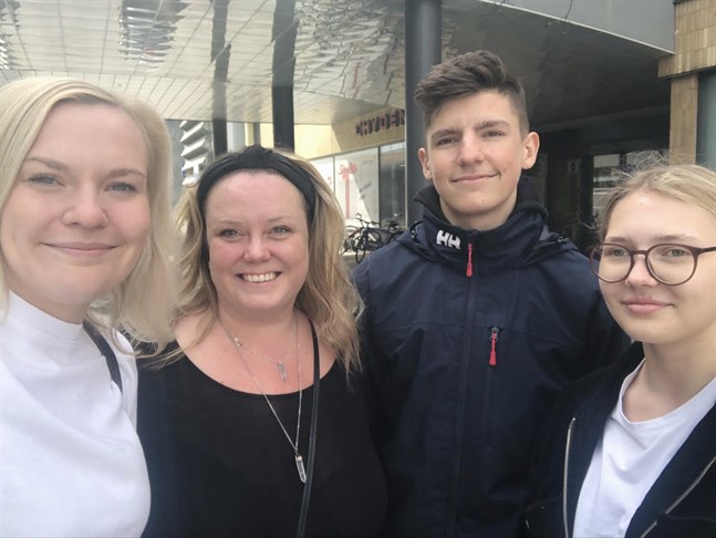 På väg till Uleåborg för FM-final i yrkesskicklighet är Ida Söderback (till vänster), Cecilia Yrttiaho, Armin Bilajac och Jamina Berglund.