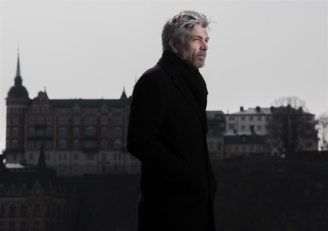 Karl Ove Knausgård är tillbaka efter "Min kamp"-sviten. "'Morgonstjärnan' är en roman som kryper under skinnet." skriver Vbl:s recensent.