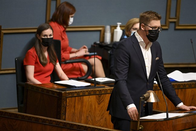 Statsminister Sanna Marin lyssnar på SDP:s gruppordförande Antti Lindtman.