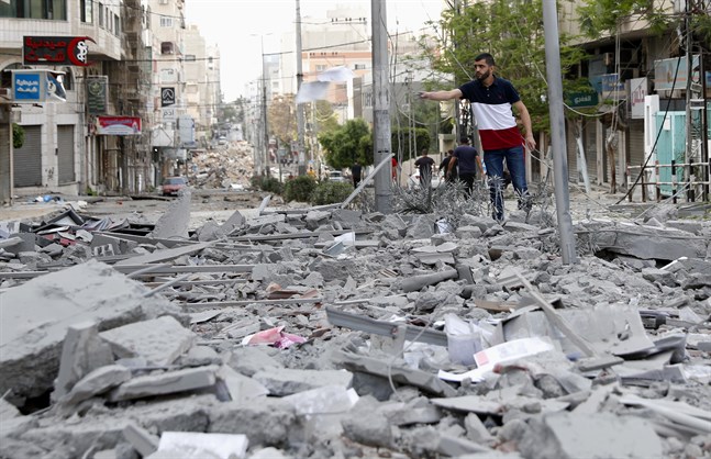 Skador vid en affärsbyggnad som träffades i ett flyganfall på måndagen, i närheten av hälsodepartementet i staden Gaza.