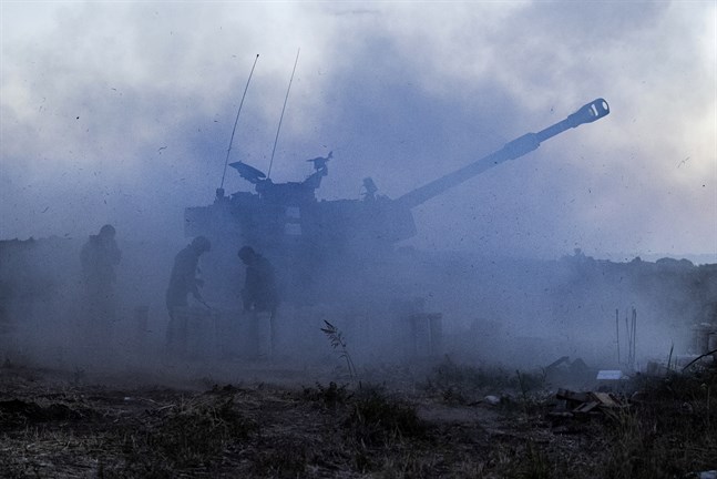 Israeliskt artilleri avfyras mot Gazaremsan.