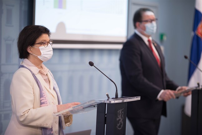 Liisa-Maria Voipio-Pulkki, strategidirektör vid Social- och hälsovårdsministeriet, och Mika Salminen, direktör vid Institutet för hälsa och välfärd, informerade om coronaläget på torsdagen. Arkivbild.