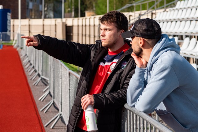 Simon Skrabb i samtal med Sergei Eremenko om hur spelsugna de var, när denna bild togs i maj.