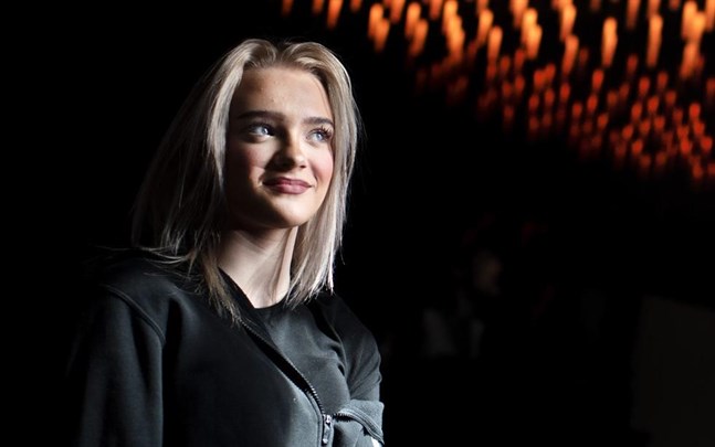 14-åriga Ella Tiritiello från Kristianstad har knappt sjungit offentligt tidigare. Nu lanseras hennes cover av Aviciis "For a better day" över hela världen i samband med att Globen byter namn till Avicii Arena.