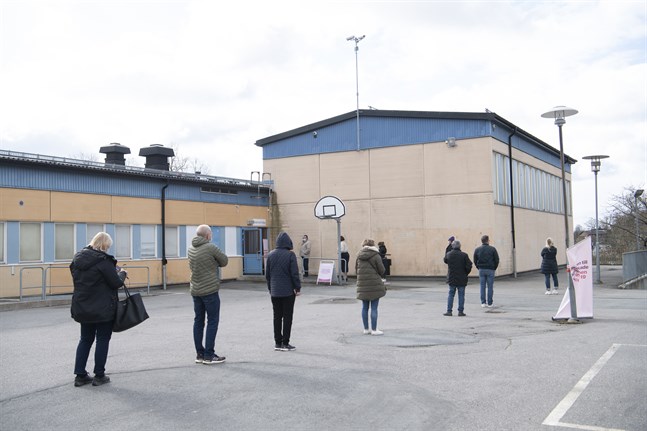 Kö för vaccinering mot covid-19 i Rinkeby. Sverige har just nu det högsta antalet nya covid-19-fall per 100 000 invånare i EU. Arkivfoto.