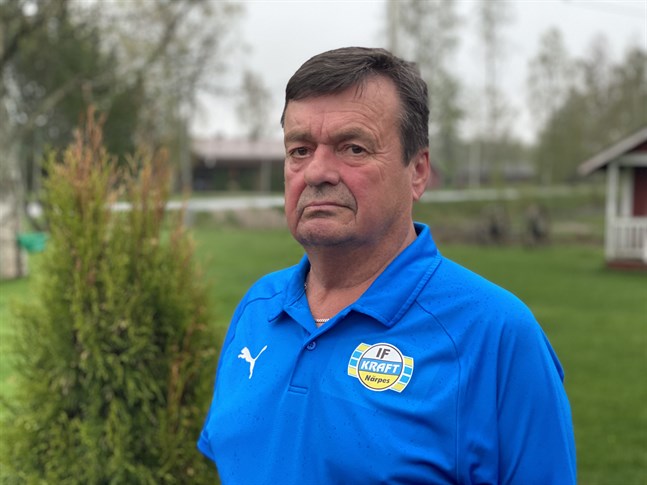 Då Krafts spelare ligger skadade på gräset är det servicemannen Rune Kalberg som rycker in. Det har han gjort i snart 50 år.