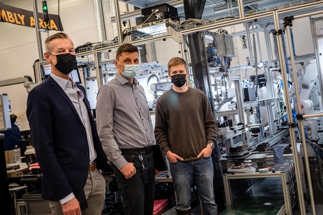 Tom Nordström, Tomas Skott och David Öhland vid den nya robotlinjen på Nordic Lights.