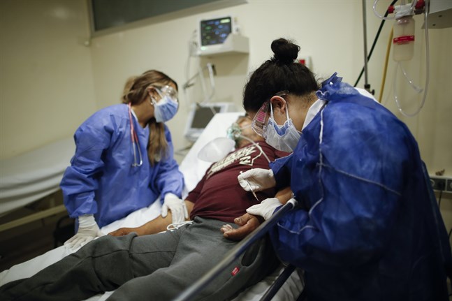 Vårdpersonal tar hand om en patient i Lomas de Zamora i Argentina.