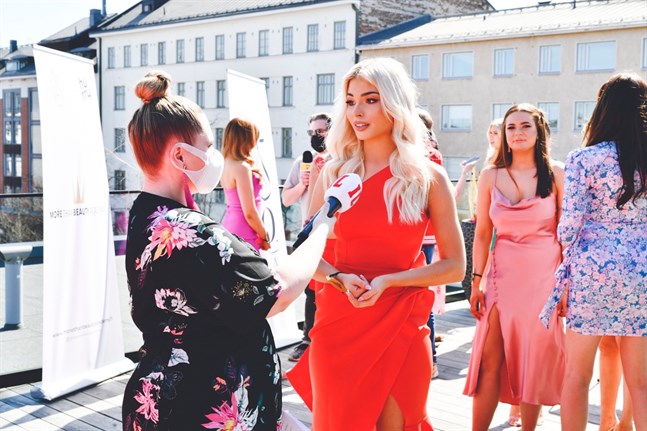 Essi Unkuri intervjuas av en reporter på Iltalehti.