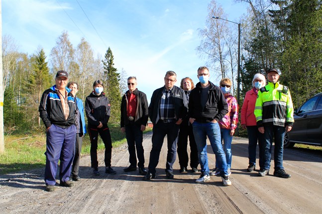 Österöborna har sin åsikt på det klara: antingen borde 100 000 euro satsas på att förbättra vägen genom byn eller så inte alls. På bilden Ralf Nordqvist, Gun-Britt Sundsten, Britta Sundsten, Leif Sippus, Peter Norrgård, Veronika Vuorinen, Håkan Sjöberg, Marianne Sjöberg, Svea Sjöberg, Maurit Sjöberg.