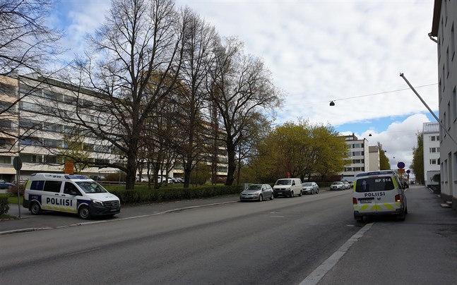 Fyra polisbilar och en av polisens motorcyklar kom till platsen.