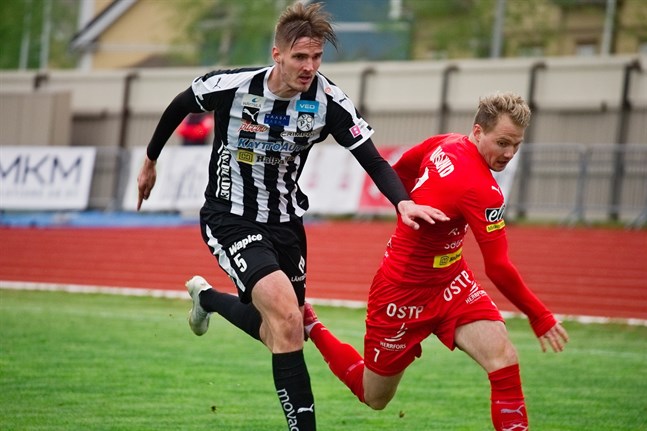 Mikko Pitkänen har klivit fram som ledarfiguren i VPS-försvaret. Här jagar han Jaros anfallare Samuel Haglund.